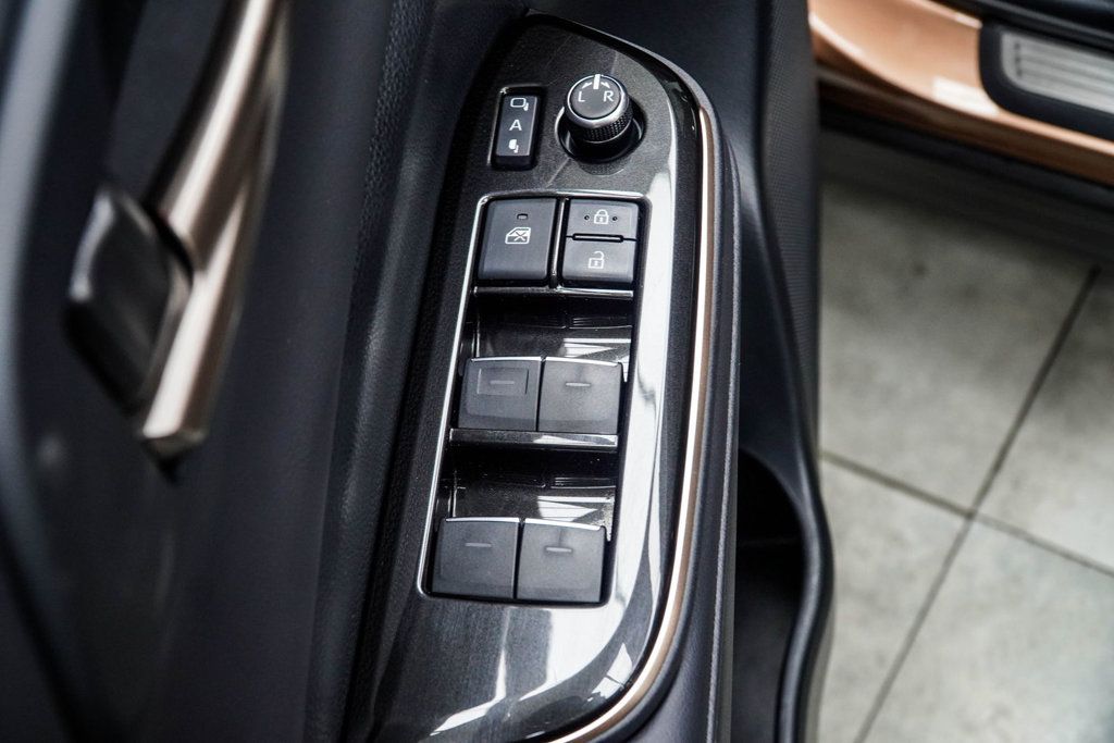 Toyota Crown Signia photo 35