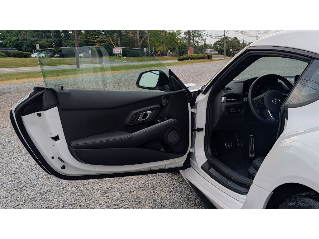 2025 Toyota Supra 3.0 photo 9