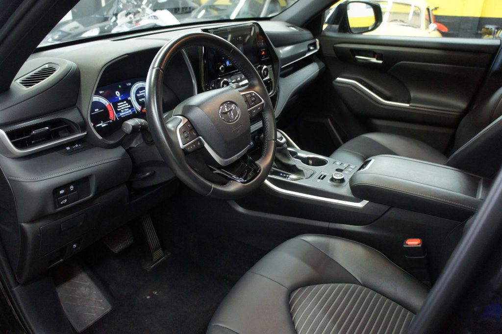 2025 Toyota Highlander XSE AWD, Great Shape, 1-Owner! - 23032864 - 35