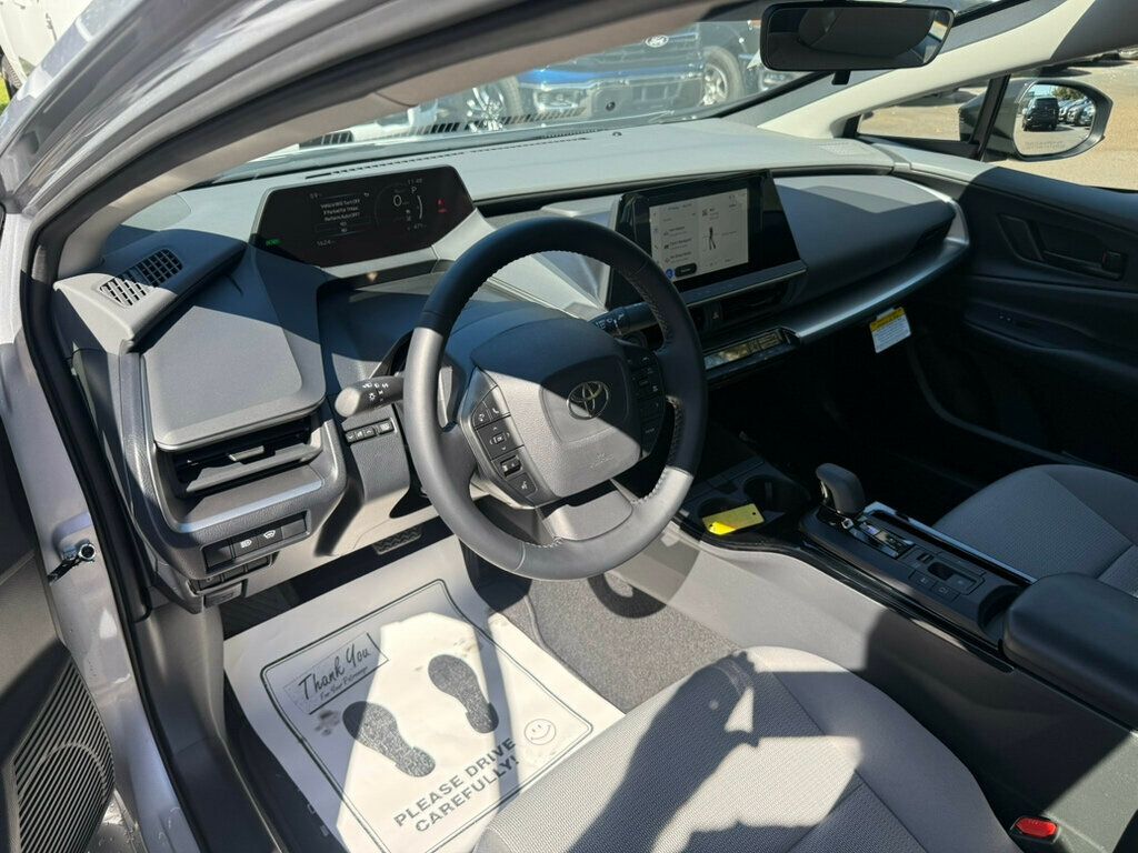 2025 Toyota Prius LE photo 3