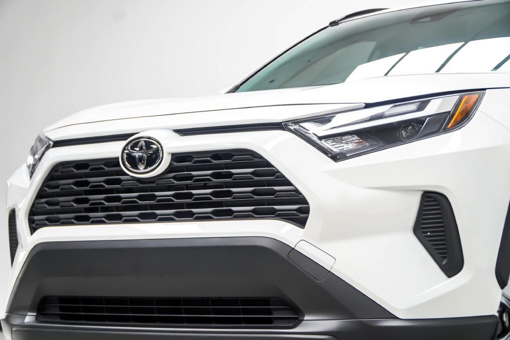 Toyota RAV4 photo 2