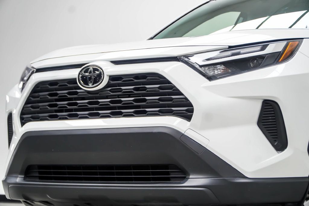 Toyota RAV4 photo 2