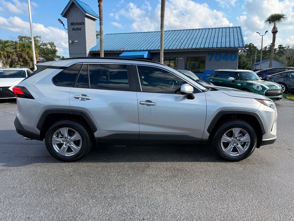 2025 Toyota RAV4 Hybrid XLE photo 4