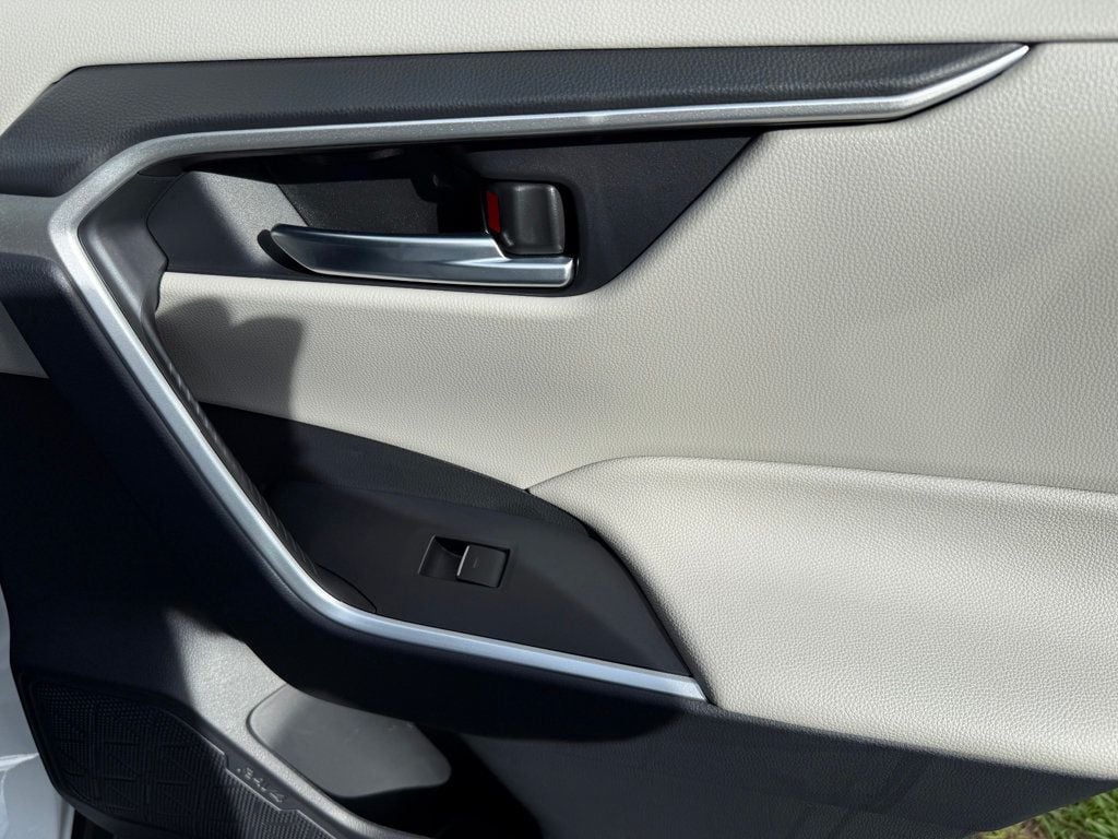 2025 Toyota RAV4 Hybrid XLE Premium AWD - 22925568 - 29