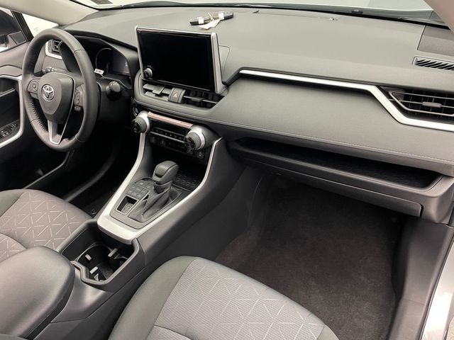 2025 Toyota RAV4 XLE AWD - 22949252 - 31