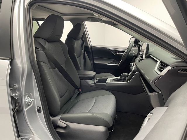 2025 Toyota RAV4 XLE AWD - 22949252 - 33