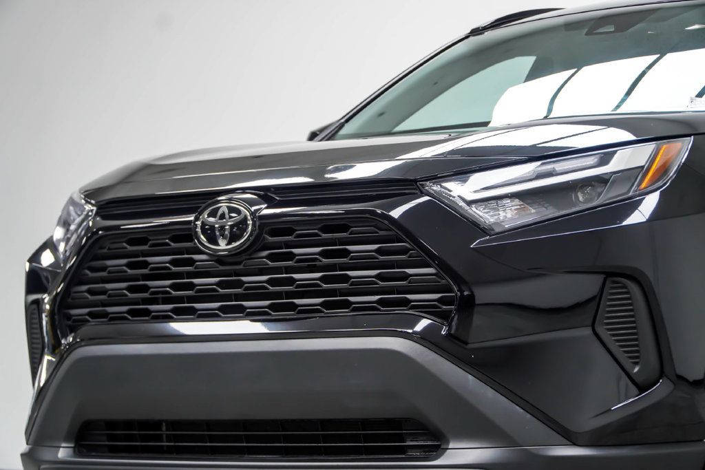 Toyota RAV4 photo 2
