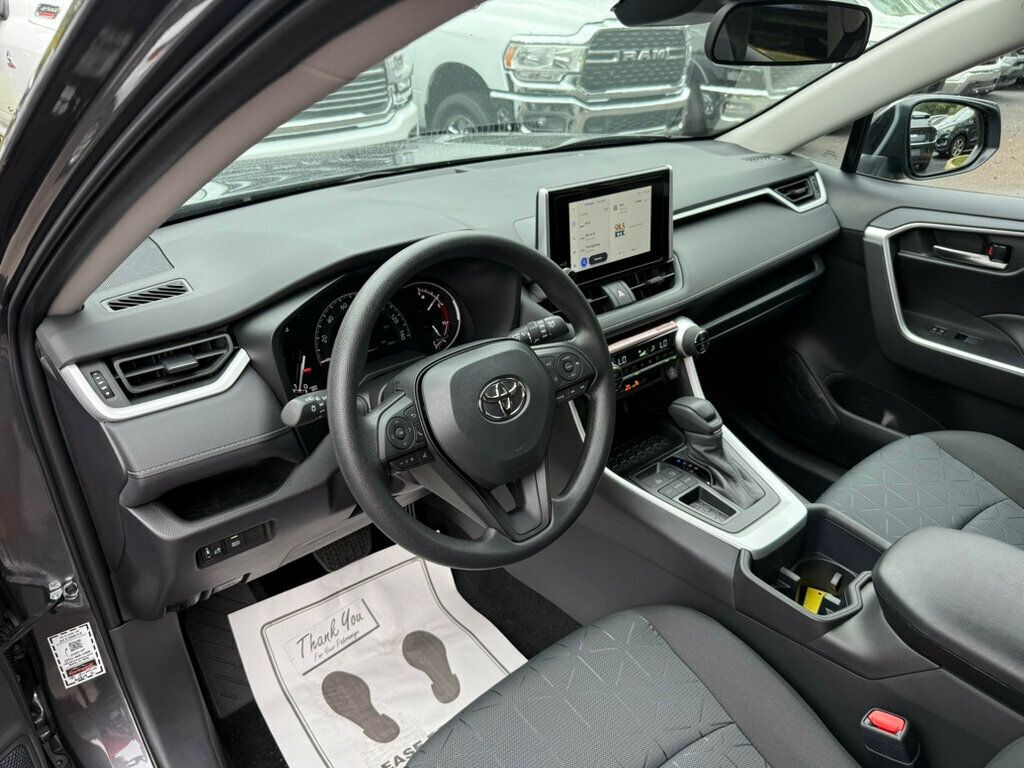 2025 Toyota RAV4 XLE photo 3
