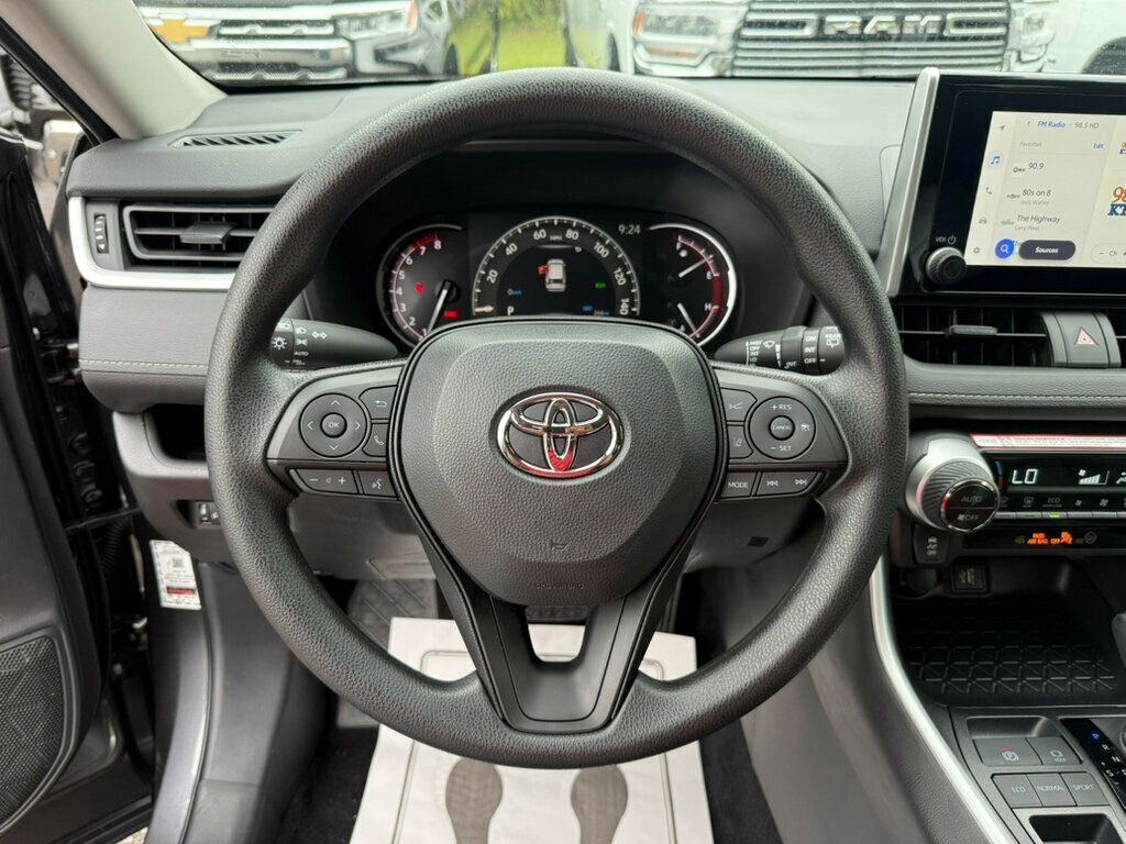 2025 Toyota RAV4 XLE photo 5