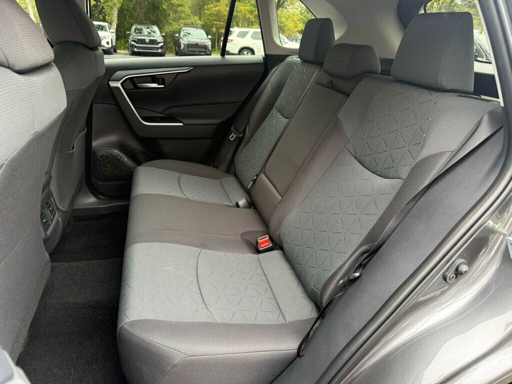 2025 Toyota RAV4 XLE photo 7