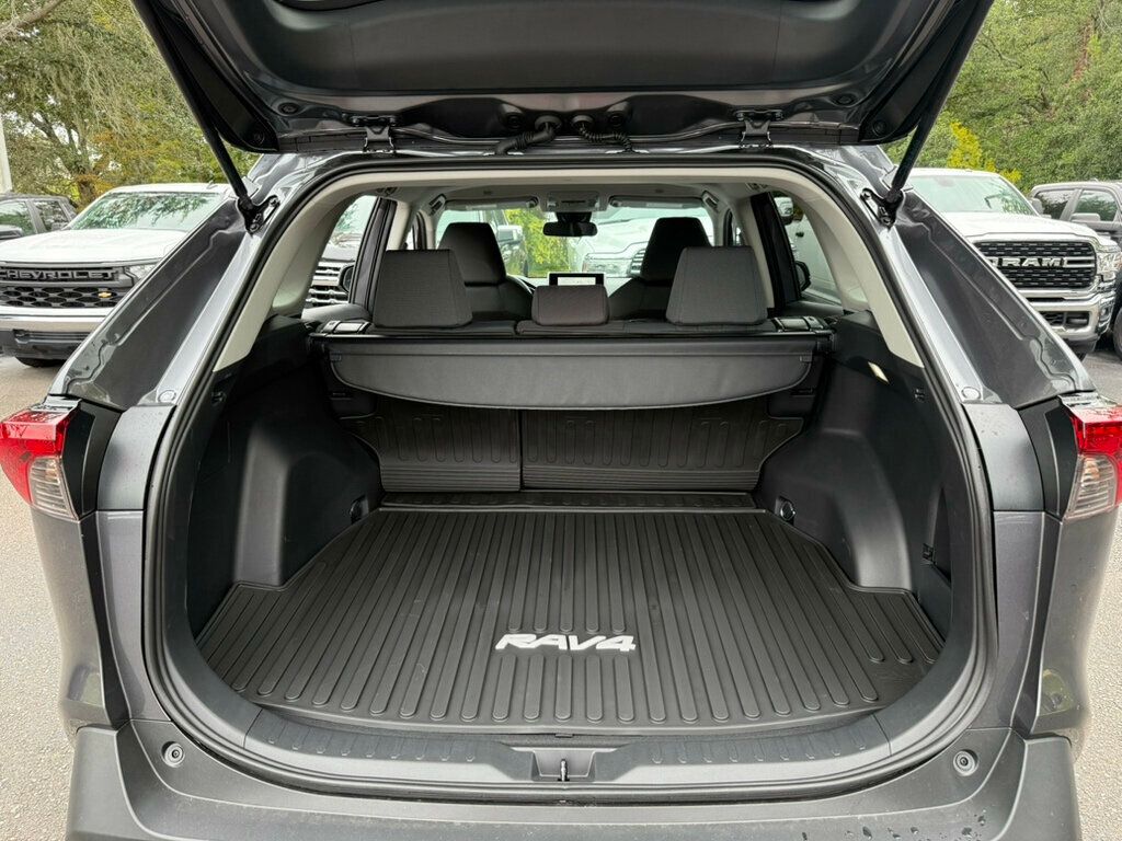 2025 Toyota RAV4 XLE photo 8