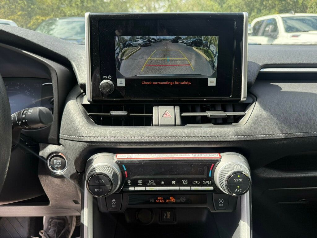 2025 Toyota RAV4 XLE photo 4