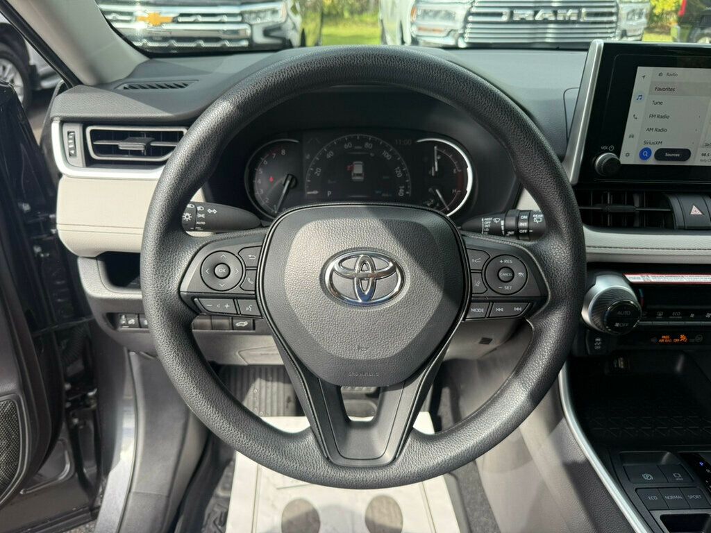 2025 Toyota RAV4 XLE photo 4