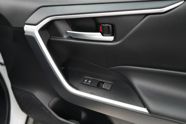 2025 Toyota RAV4 Hybrid XLE - 23084416 - 39