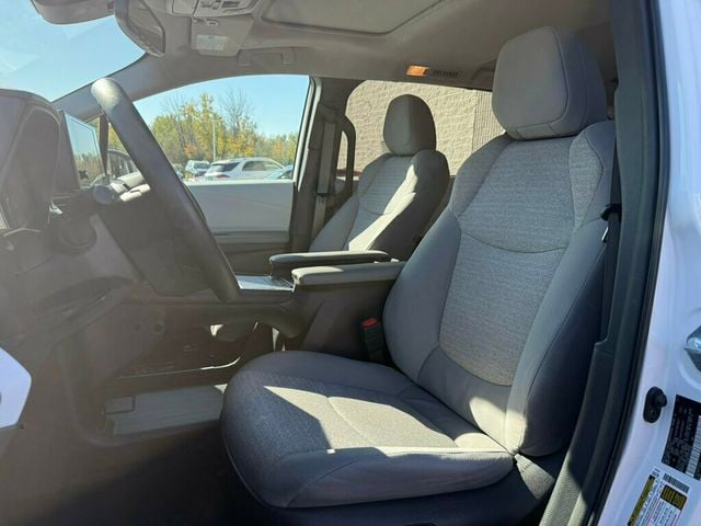 2025 Toyota Sienna LE AWD 8-Passenger - 23095617 - 11