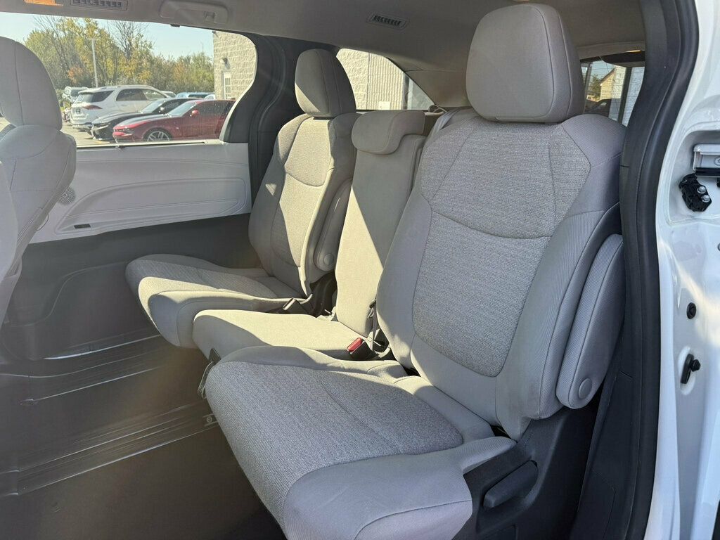 2025 Toyota Sienna LE AWD 8-Passenger - 23095617 - 17