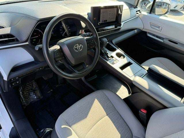 2025 Toyota Sienna LE AWD 8-Passenger - 23095617 - 6