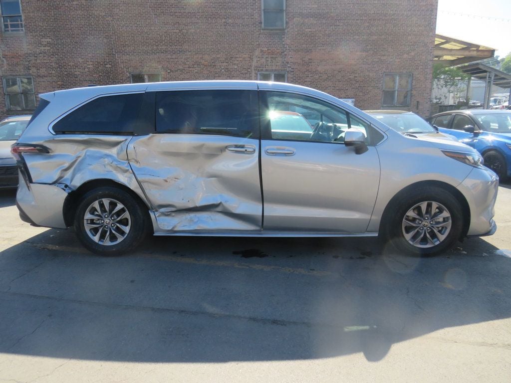 Toyota Sienna photo 4