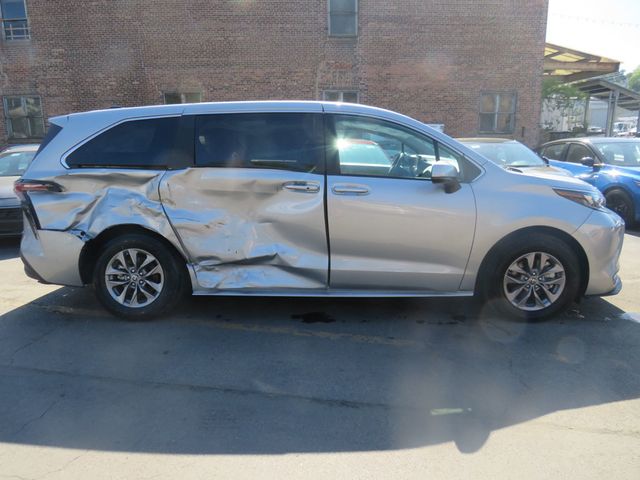 2025 Toyota Sienna LE AWD 8-Passenger(clear title) - 23022475 - 3