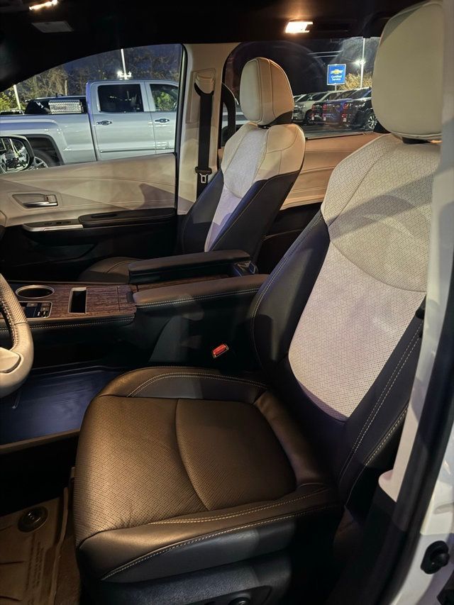 2025 Toyota Sienna Limited AWD 7-Passenger - 22944493 - 9