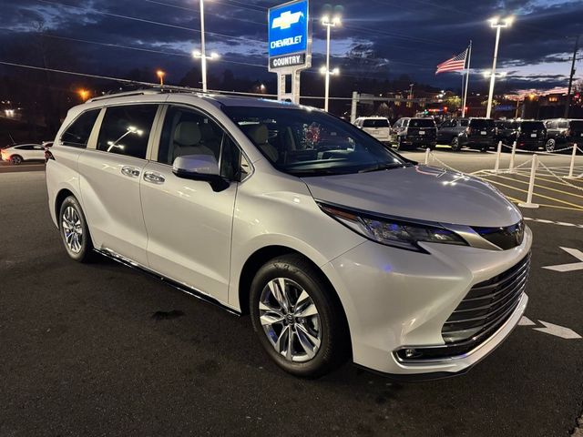 2025 Toyota Sienna Limited AWD 7-Passenger - 22944493 - 22