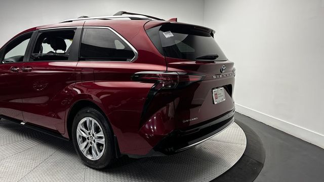 2025 Toyota Sienna Limited AWD 7-Passenger - 23027458 - 5