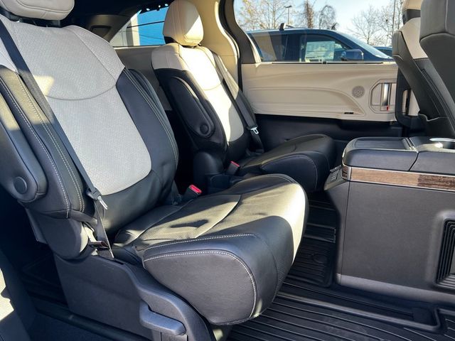 2025 Toyota Sienna Platinum AWD 7-Passenger - 22945799 - 13