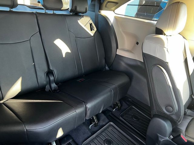 2025 Toyota Sienna Platinum AWD 7-Passenger - 22945799 - 15