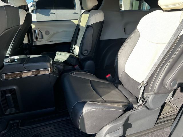 2025 Toyota Sienna Platinum AWD 7-Passenger - 22945799 - 17