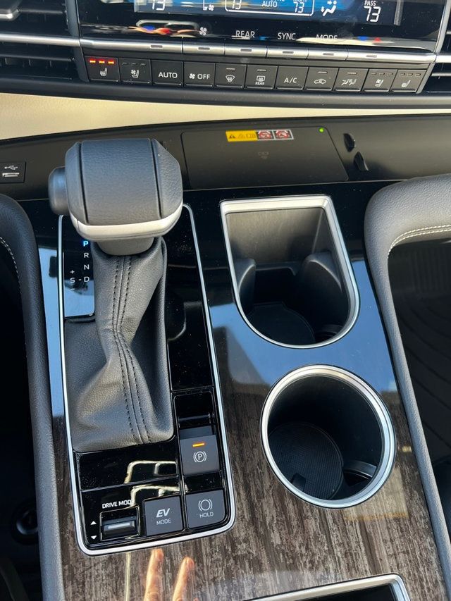 2025 Toyota Sienna Platinum AWD 7-Passenger - 22945799 - 25