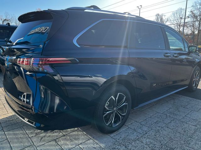 2025 Toyota Sienna Platinum AWD 7-Passenger - 22945799 - 4