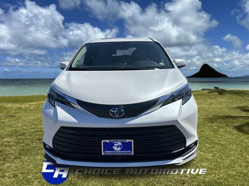 2025 Toyota Sienna XLE photo 9