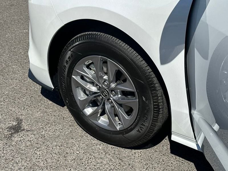 2025 Toyota Sienna XLE photo 10