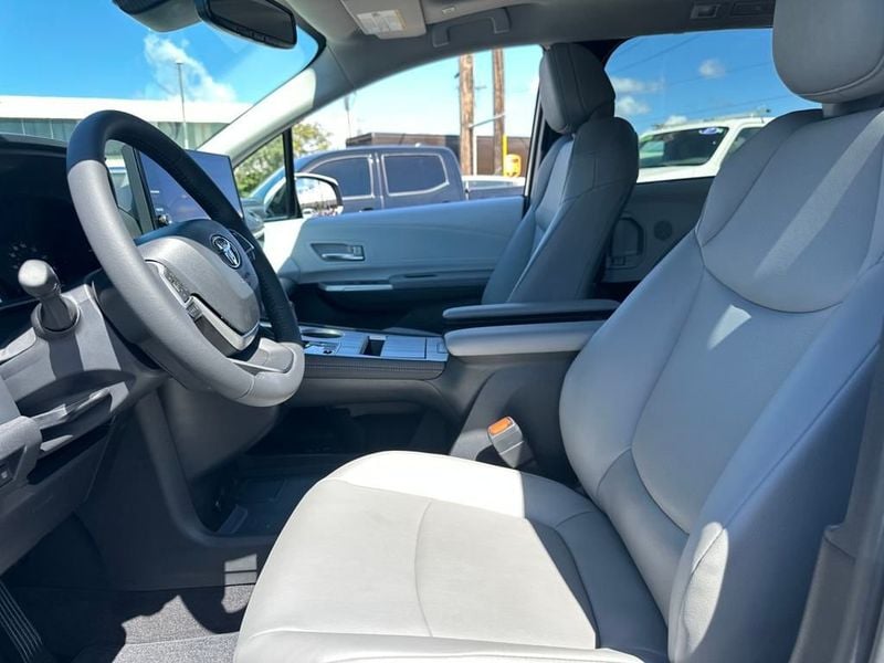 2025 Toyota Sienna XLE photo 11