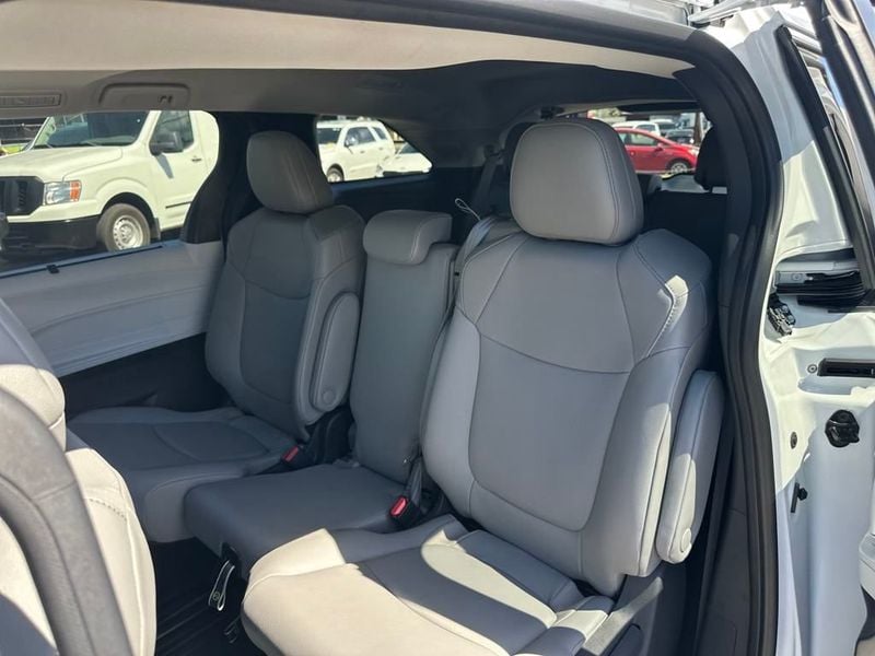 2025 Toyota Sienna XLE photo 12