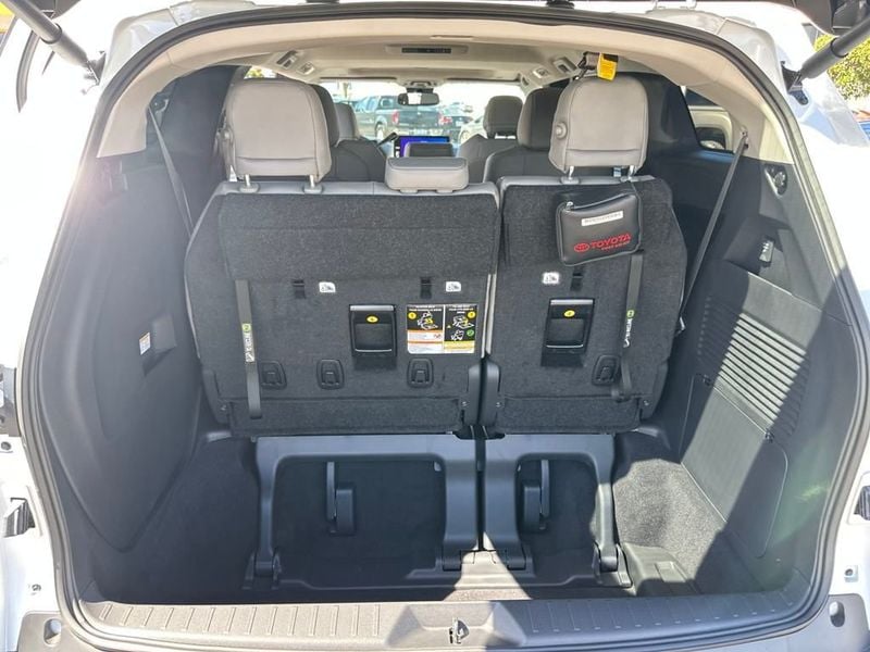 2025 Toyota Sienna XLE photo 15