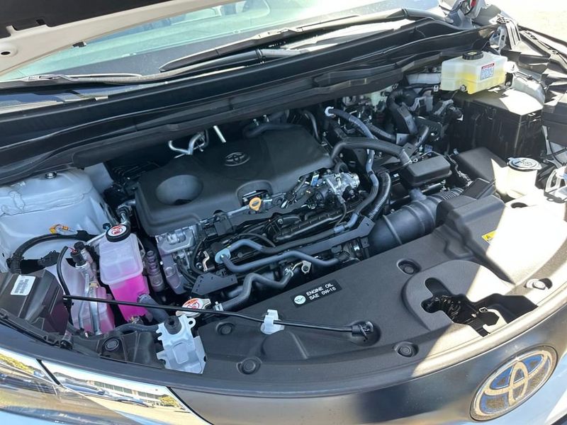 2025 Toyota Sienna XLE photo 16