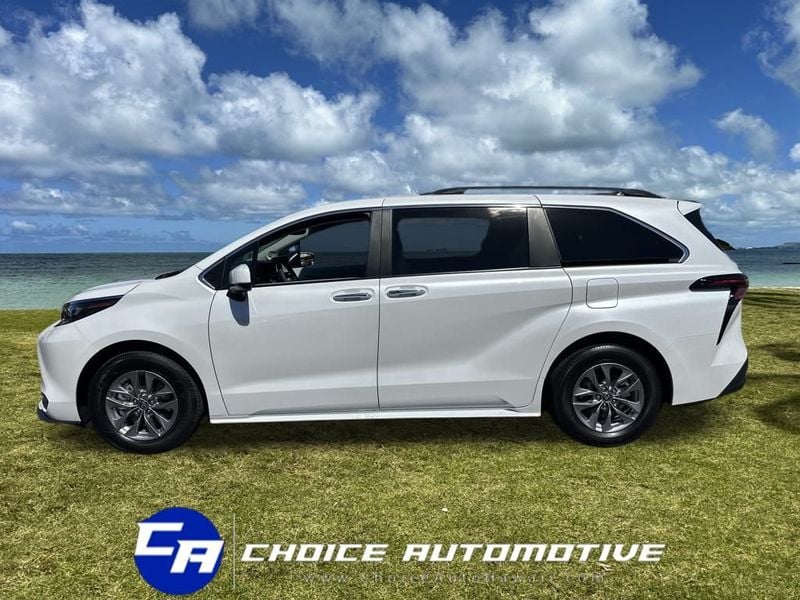 2025 Toyota Sienna XLE photo 3