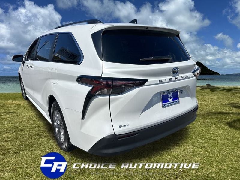 2025 Toyota Sienna XLE photo 4