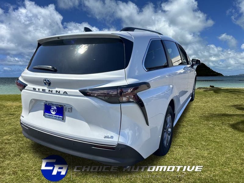 2025 Toyota Sienna XLE photo 6