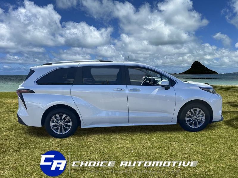 2025 Toyota Sienna XLE photo 7
