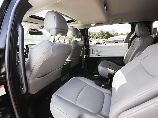 2025 Toyota Sienna XLE - 23093198 - 32