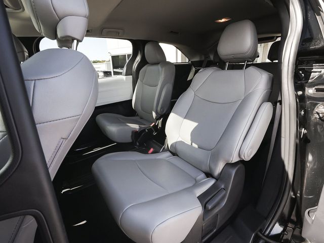2025 Toyota Sienna XLE - 23093198 - 33