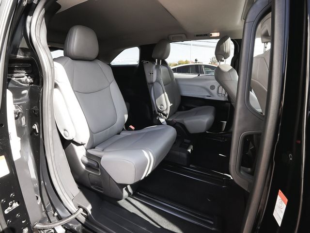 2025 Toyota Sienna XLE - 23093198 - 38