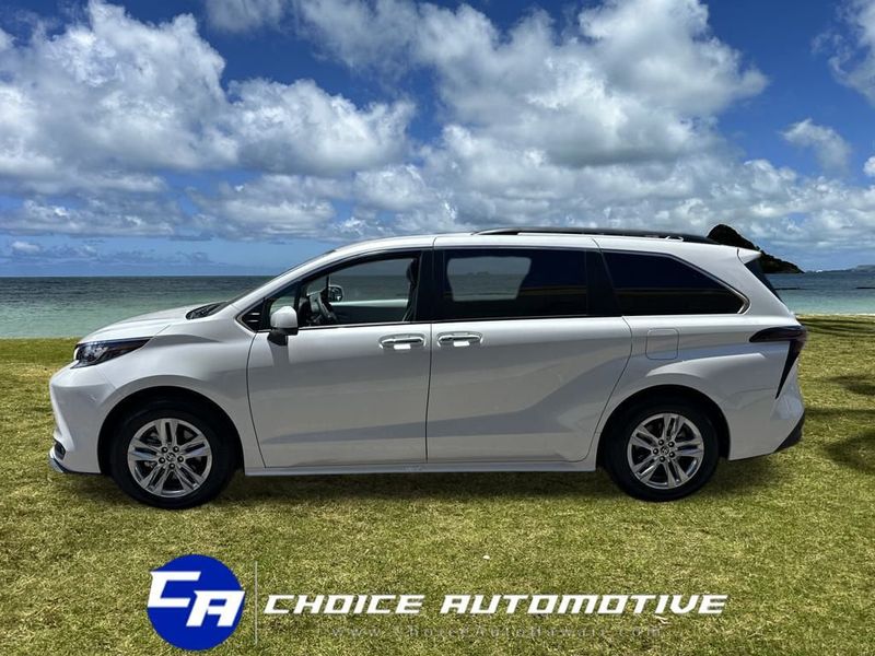 2025 Toyota Sienna XLE photo 3
