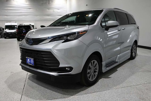 2025 Toyota Sienna XLE AWD 7-Passenger - 23098845 - 9