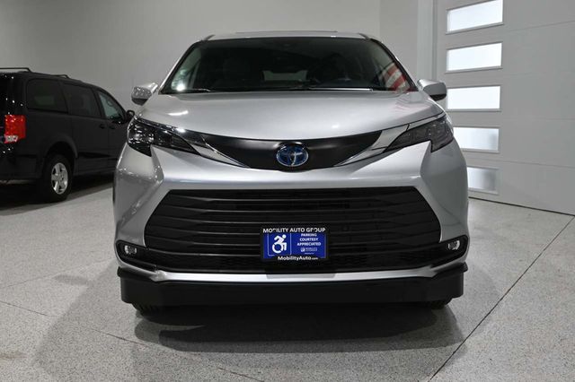 2025 Toyota Sienna XLE AWD 7-Passenger - 23098845 - 3