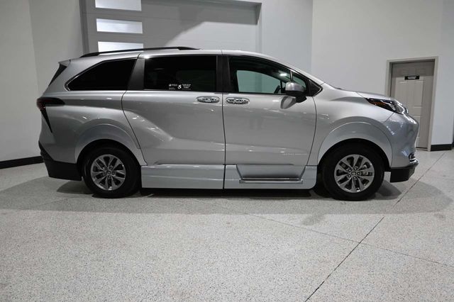 2025 Toyota Sienna XLE AWD 7-Passenger - 23098845 - 4