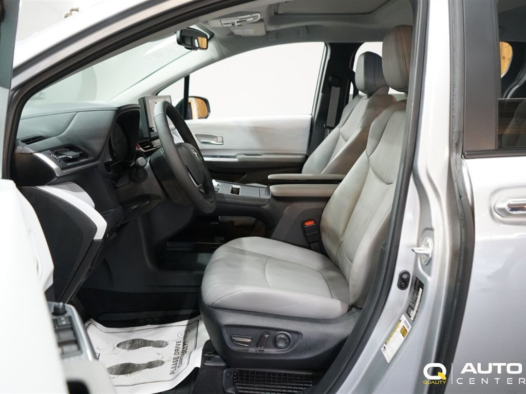 2025 Toyota Sienna XLE FWD 8-Passenger - 22956976 - 12