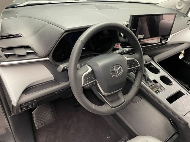 2025 Toyota Sienna XLE FWD 8-Passenger - 22985541 - 10